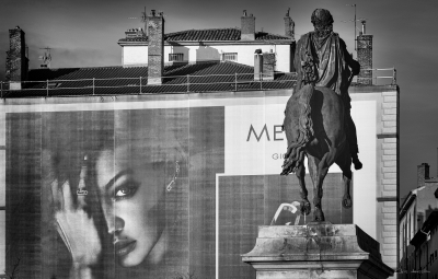 LYON-Contraste-La statue de Louis XIX sur fond d'immense affiche publicitaire (Place Bellecourt)